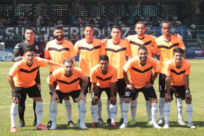 El Deportivo Mixco tuvo que ir al mercado de Mazatenango a comprar un uniforme para jugar el partido de vuelta en cuartos de final ante Suchitepéquez. Al final ganaron la llave y avanzaron a semifinales. Foto La Red.