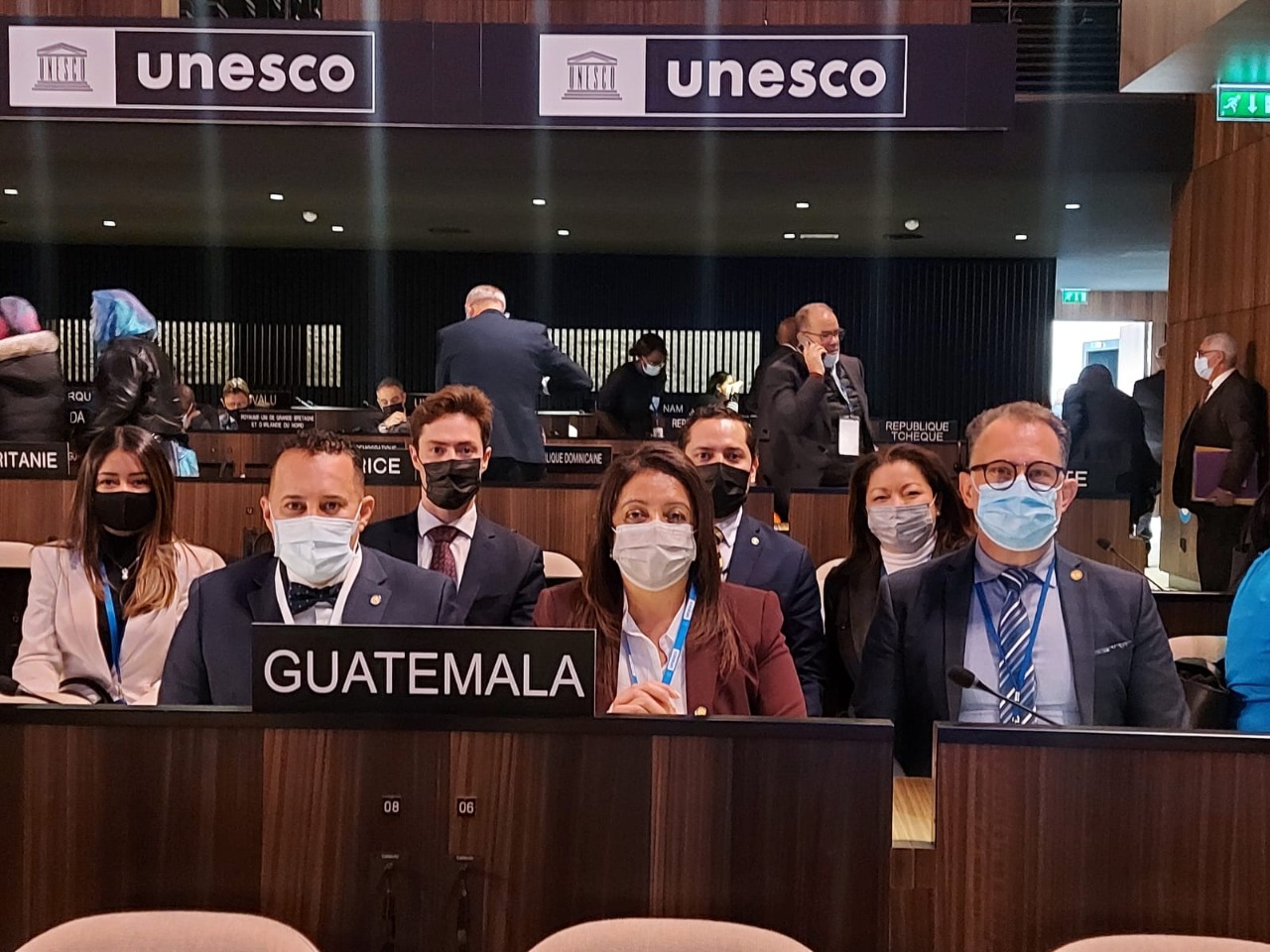 El diputado Carlos Roberto Calderón ha acompañado en delegaciones oficiales a la Ministra de Educación. Fotografía: Redes sociales. 