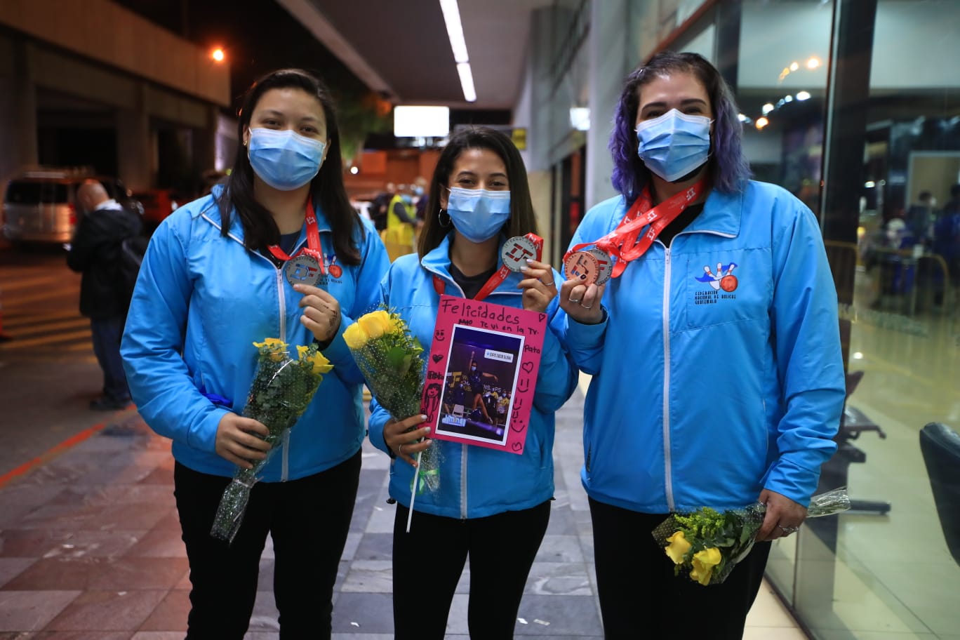 Ana Patricia Morales,  Ana Lorena Bolaños y Sofía Granda posan con las medallas después de su arribo a Guatemala. (Foto Prensa Libre: Carlos Hernández).