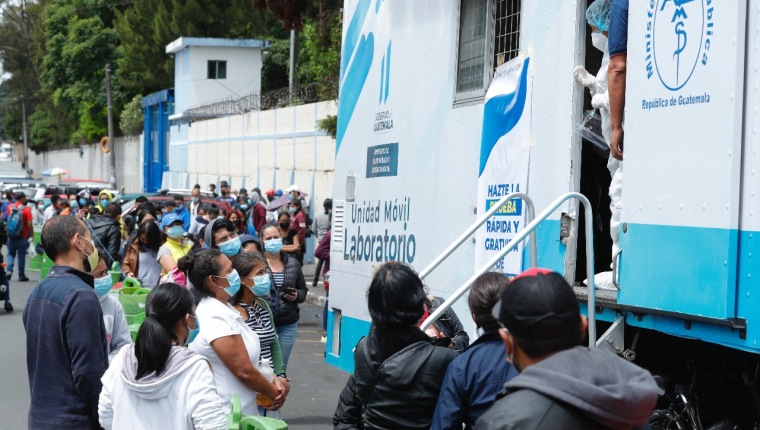 El número de pruebas ha disminuido en las últimas, según se observa en el tablero. (Foto Prensa Libre: Hemeroteca PL)