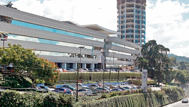 Oficinas centrales de Tigo, en las afueras de la Ciudad de Guatemala. (Foto Hemeroteca PL)