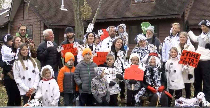 Mujer cumple 101 y lo celebra con temática de "101 dálmatas”. (Foto Prensa Libre: Tomada de wkow.com)