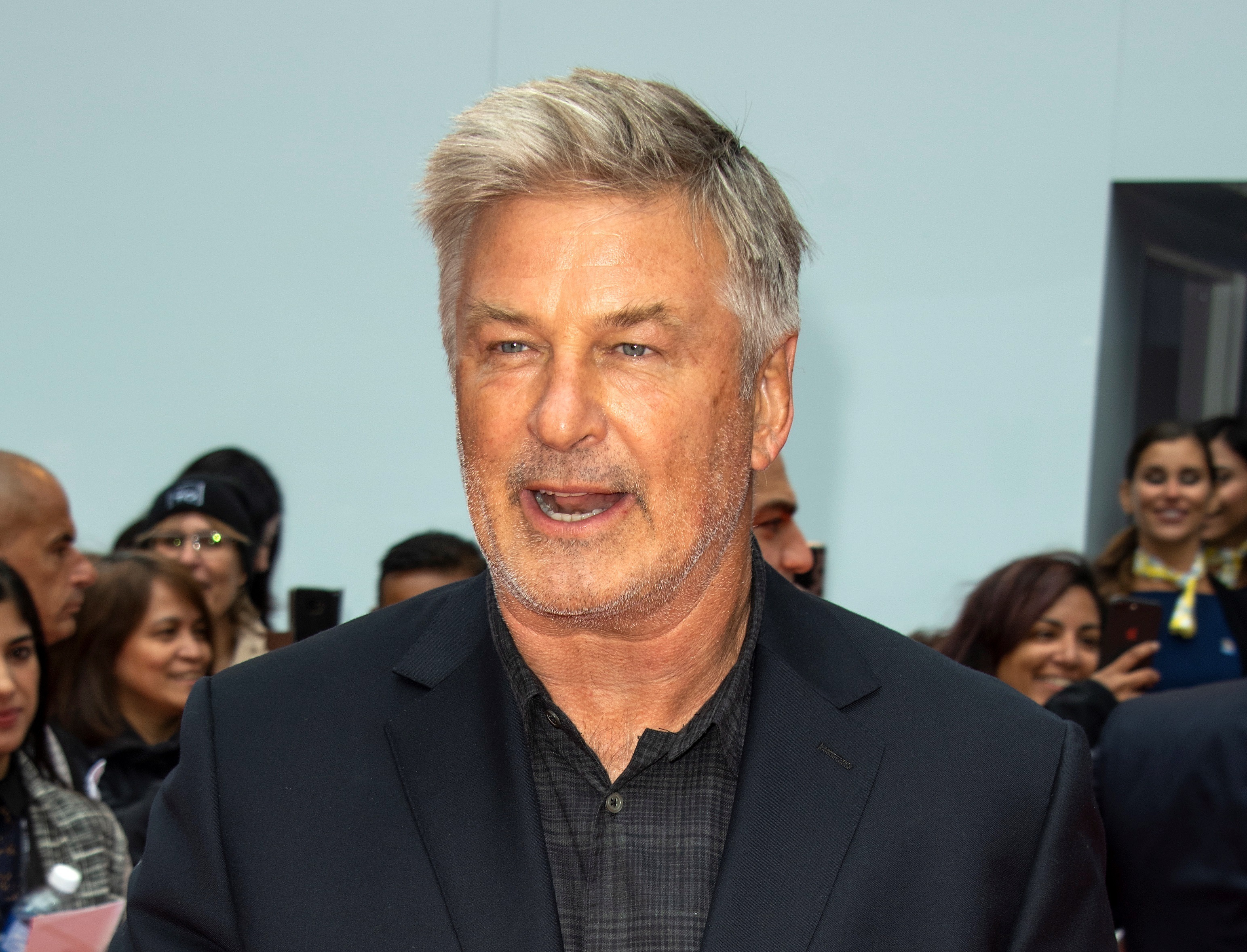 Presentan la primera demanda contra Alec Baldwin por el disparo fatal que mató a la jefa de fotografía de “Rust”. (Foto Prensa Libre: EFE)
