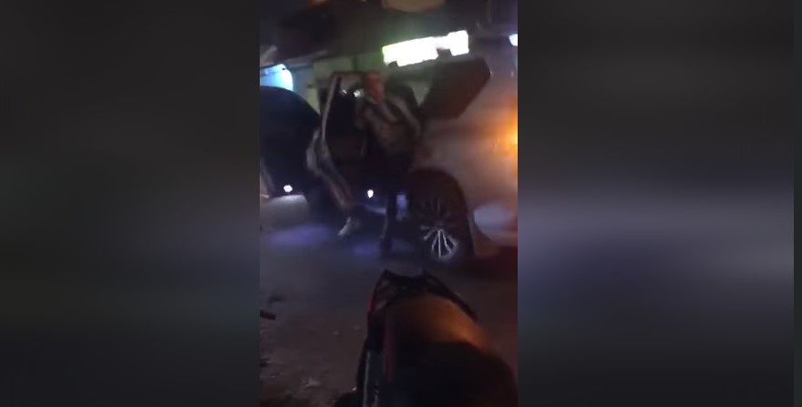 Momento en que los ladrones salen de la camioneta que robada e intentar escapar de la Policía. (Foto Prensa Libre: Captura de video)