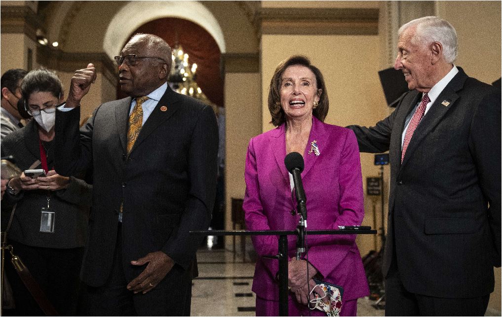 El representante de la mayoría de la Cámara de Representantes James Clyburn, la presidenta de la Cámara de Representantes Nancy Pelosi y el líder de la mayoría de la Cámara, el representante Steny Hoyer, informaron que la Cámara aprobó el proyecto de ley de infraestructura. (Foto Prensa Libre: AFP)