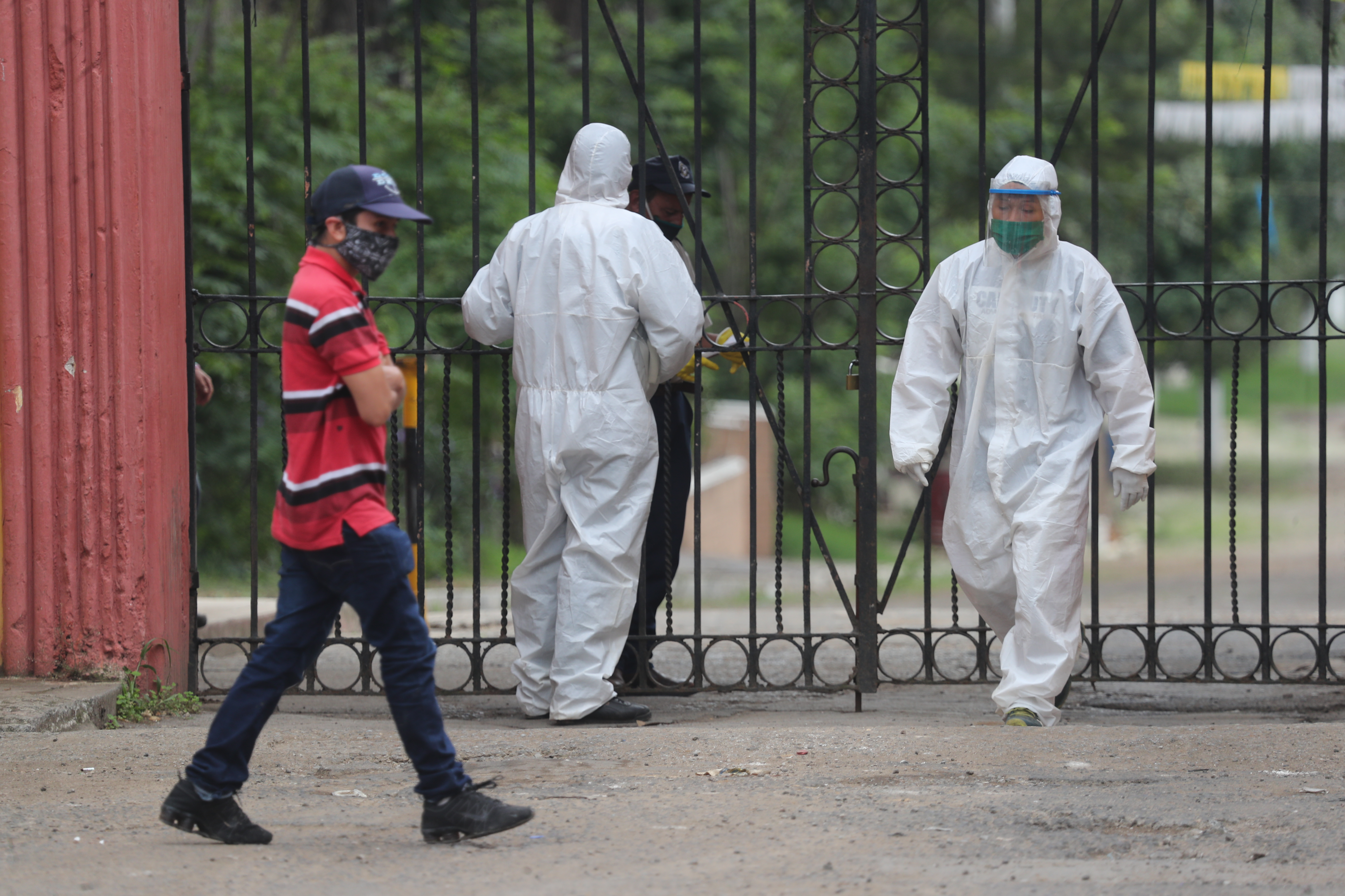 Los casos positivos de covid-19 han descendido en el país, pero se teme que haya una nueva ola de contagios. (Foto Prensa Libre: Hemeroteca PL)