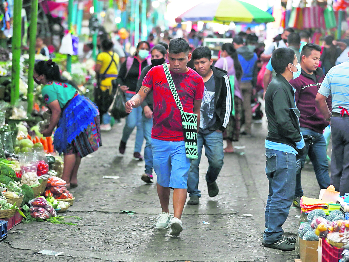 Los casos de covid-19 han ido en descenso, sin embargo, el descuido de la población de no seguir con el uso de mascarilla y distanciamiento, así como la baja vacunación y la variante delta pueden llevar al país a una cuarta ola. (Foto Prensa Libre: Hemeroteca PL)