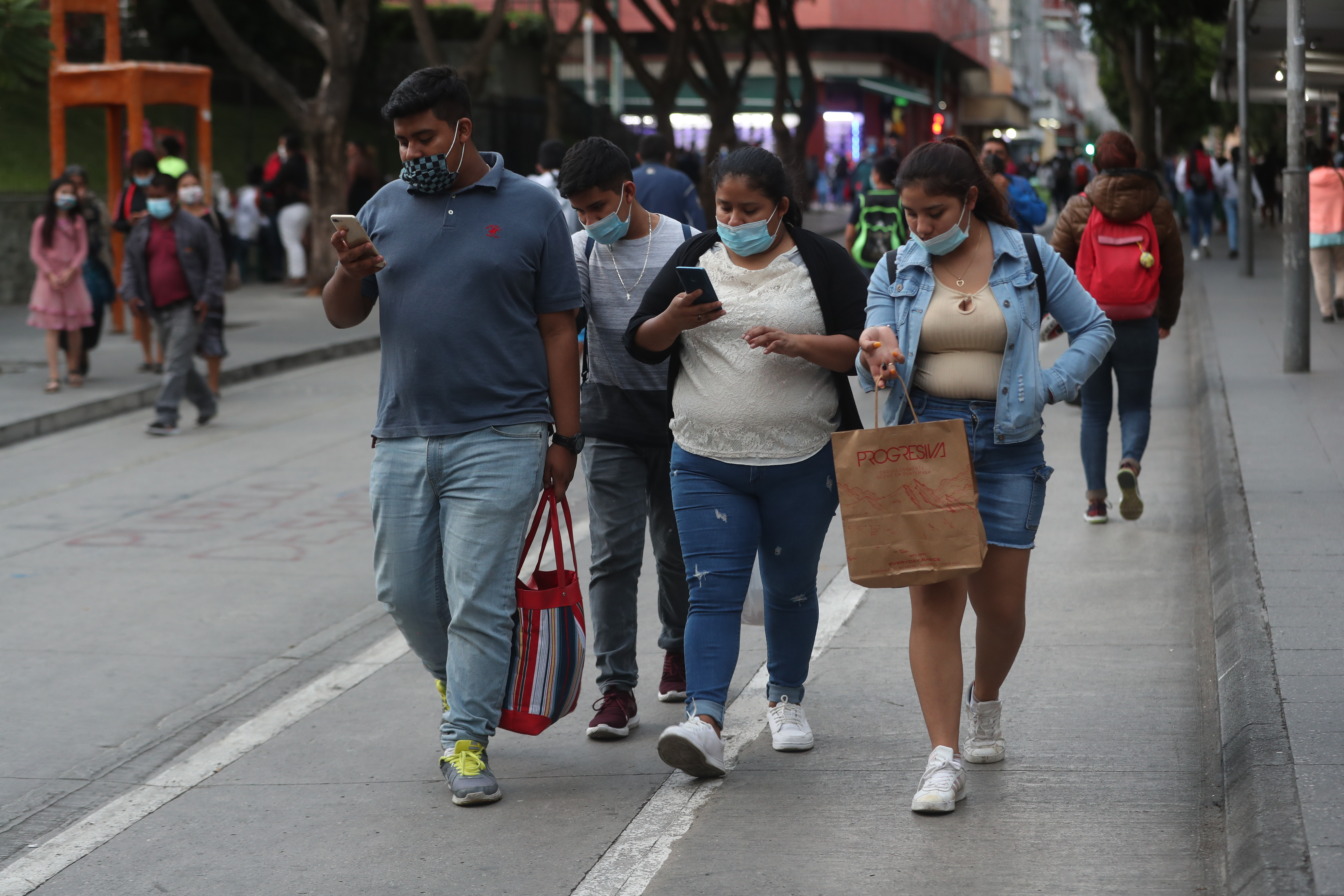 Los casos positivos de coronavirus han descendido en el país, según las cifras oficiales, pero se espera una nueva ola de contagios. (Foto Prensa Libre: María José Bonilla)