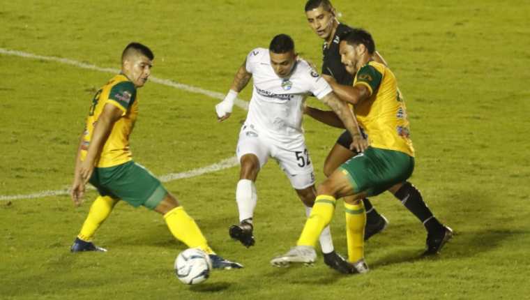 En la foto de archivo Jorge Aparicio de Comunicaciones pelea un balón con los jugadores de Guastatoya Néstor Jucup (i) y Luis Landín (d). Cremas y pecho amarillos conocerán el próximo 15 de diciembre a sus rivales en la Liga de Campeones de Concacaf. Foto Prensa Libre: Hemeroteca PL.