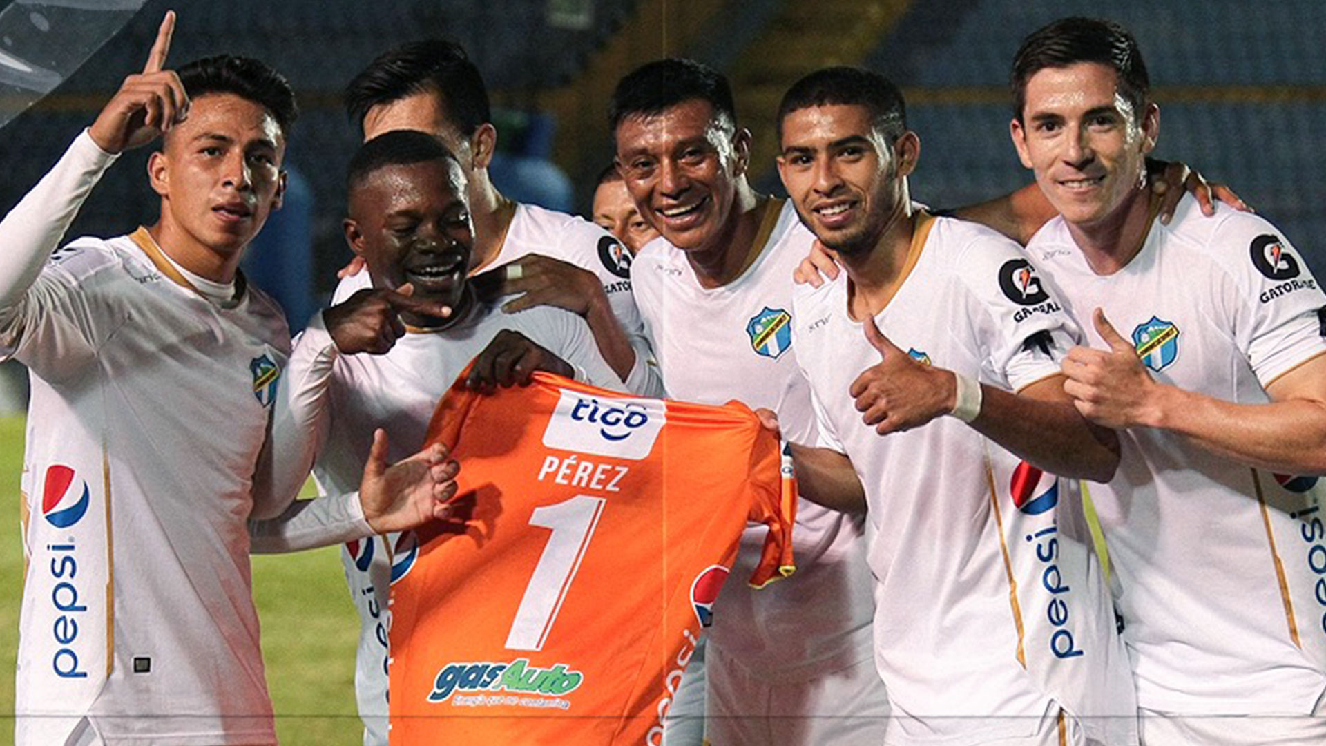 Los jugadores de Comunicaciones dedicando la goliza ante Santa Lucía a su compañero Fredy Pérez. (Foto Prensa Libre: Comunicaciones - Facebook)