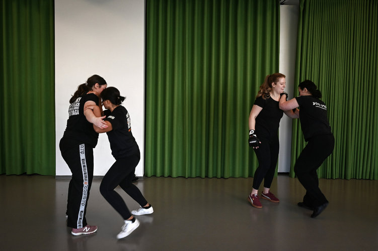 Mujeres en una clase denominada London Krav Maga, en un centro comunitario en Londres, 21 de noviembre de 2021. (Mary Turner/The New York Times)