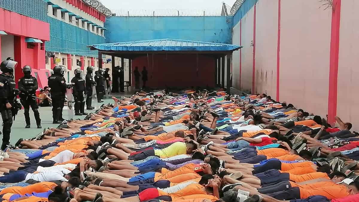 Un grupo de reos es custodiado por agentes de seguridad en la antigua Penitenciaría del Litoral, Guayaquil, Ecuador. (Foto Prensa Libre: EFE)