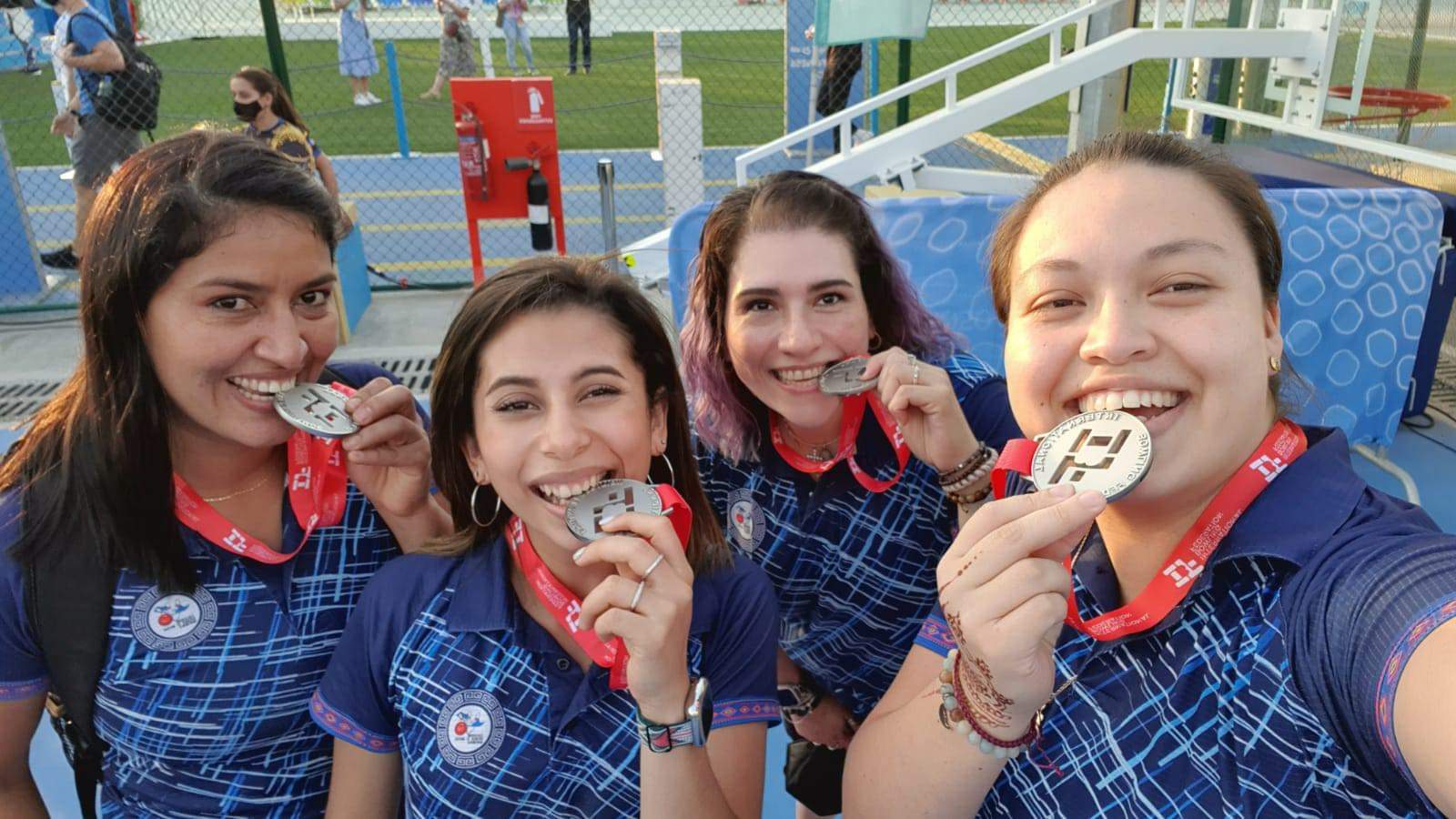 Las cuatro bolichistas guatemaltecas posan con la medalla de plata que ganaron en el Mundial Mayor de Bowling Dubái 2021. Foto Prensa Libre: FedeBoliche.