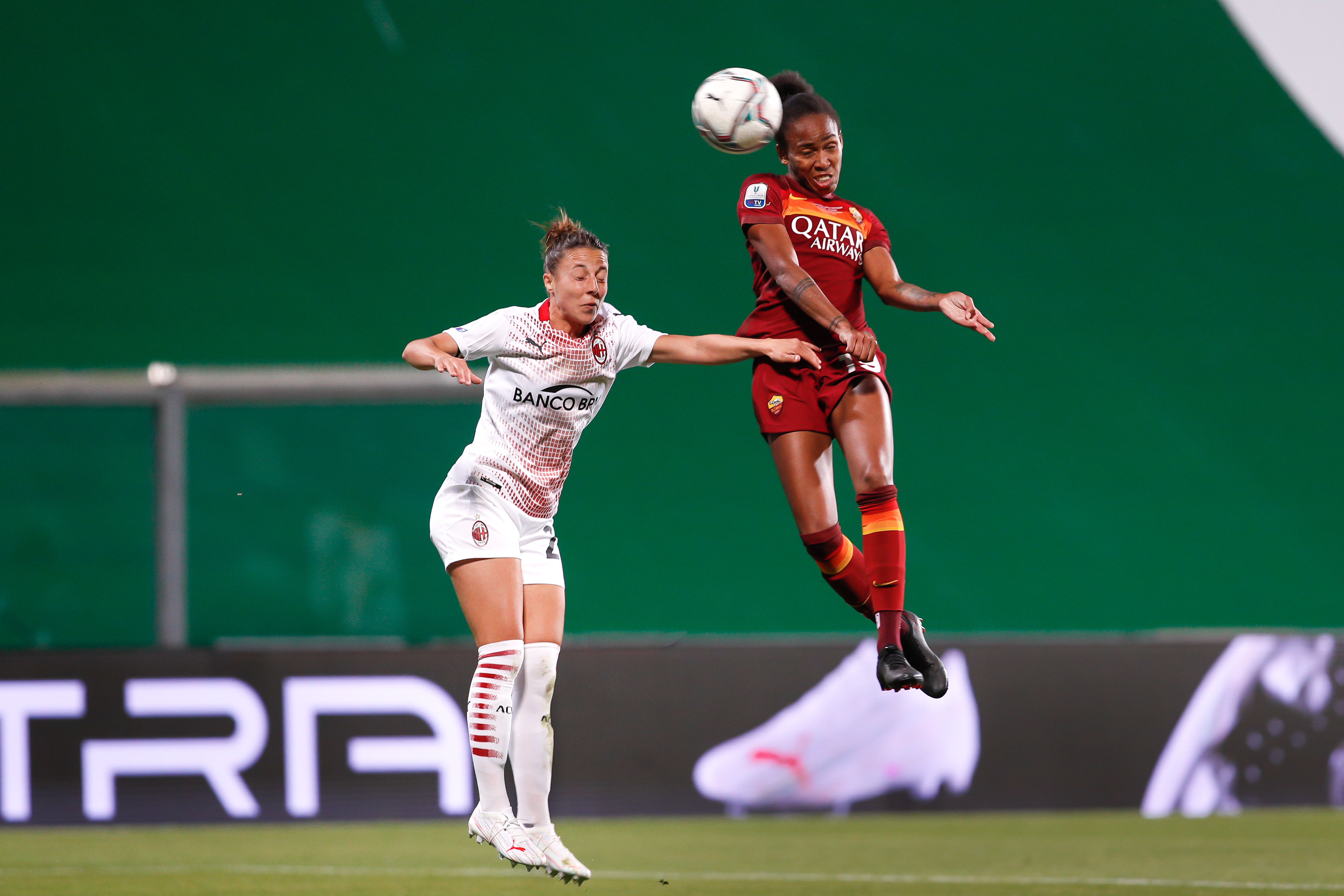 Lindsay Thomas (delantera de la Roma) remata de cabeza durante el partido AC MILAN vs AS ROMA, final de la copa de Italia Femenina, en el estadio de Mapei (Reggio Emilia, Italia, 30 de mayo de 2021).
Shutterstock / Fabrizio Andrea Bertani
