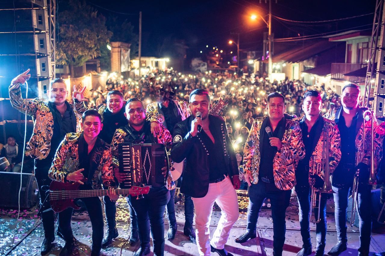 El cantante regional mexicano Gerardo Díaz estaba en un concierto en el que asistieron mil personas cuando se produjo una balacera.  (Foto Prensa Libre: FB)