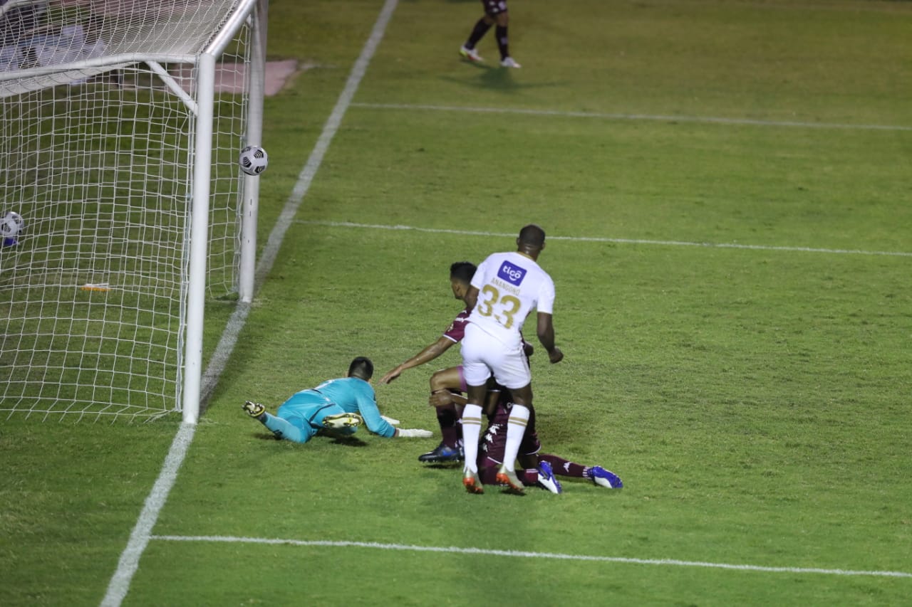 Juan Anangonó anota el segundo gol crema frente a Saprissa. (Foto Prensa Libre: Juan Diego González)