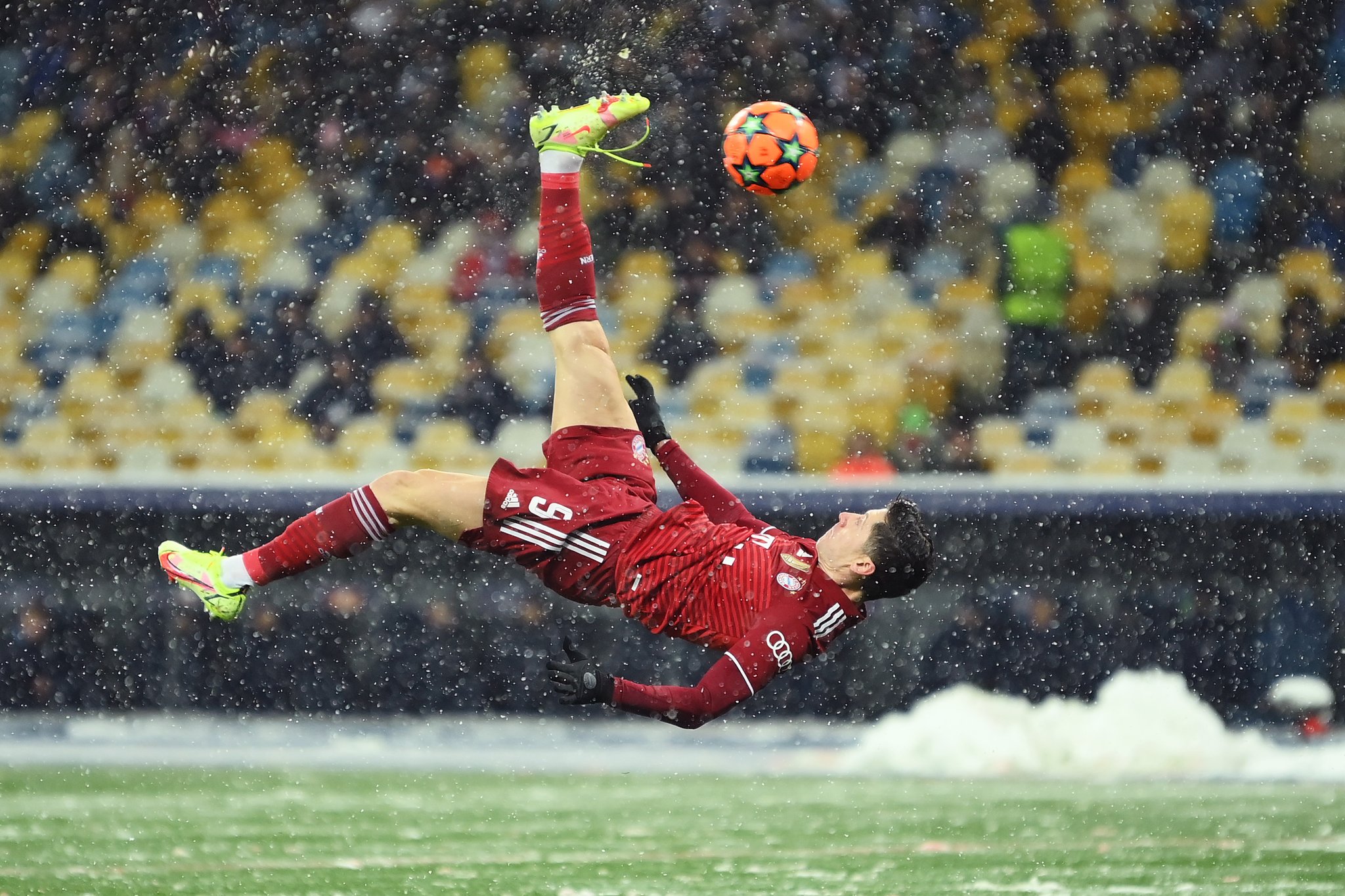 Robert Lewandowski define de chilena en Kiev. (Foto Prensa Libre: Bayern Múnich)