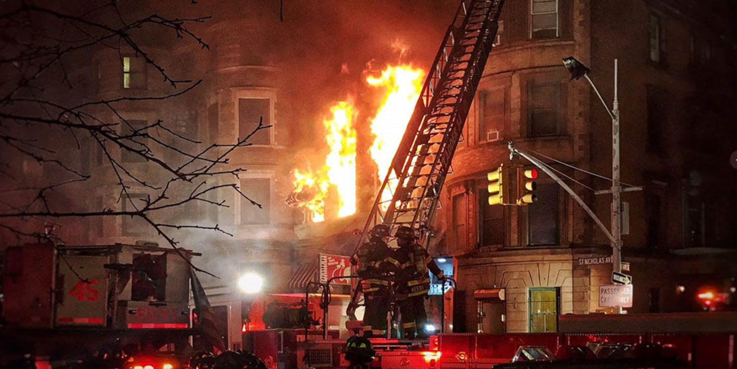 Socorristas combaten el incendio en el que habría muerto la familia guatemalteca. (Foto: @ronyveliz692/Twitter)