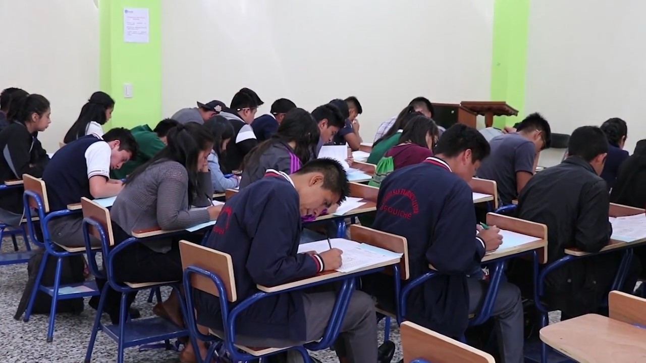 Jóvenes graduandos de Quiché buscan ingresar a la Universidad, pero la mayoría de ellos abandonará las clases para migrar a Estados Unidos. (Foto Prensa Libre: Héctor Cordero)