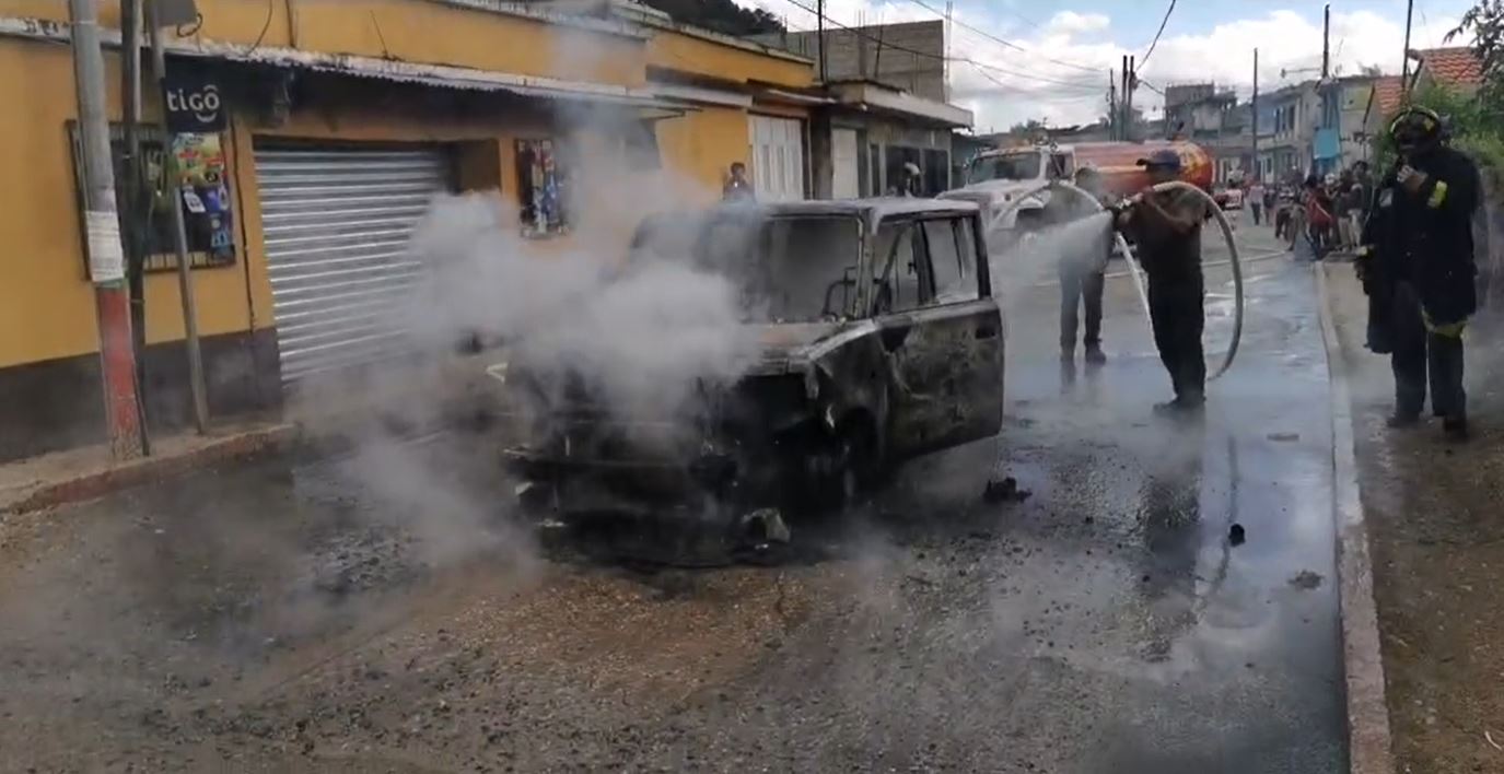 Socorristas sofocan las llamas del vehículo que fue incendiado por una turba de inconformes. (Foto: El Espectador)