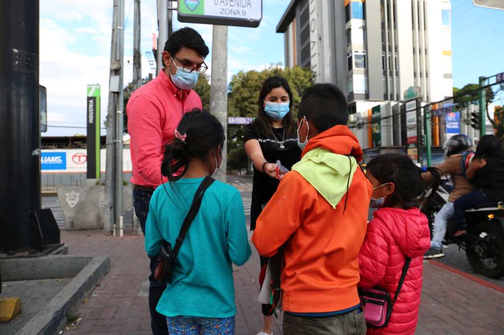 21 días de dar felicidad, día 2: Alimentos y diversión para niños de la calle