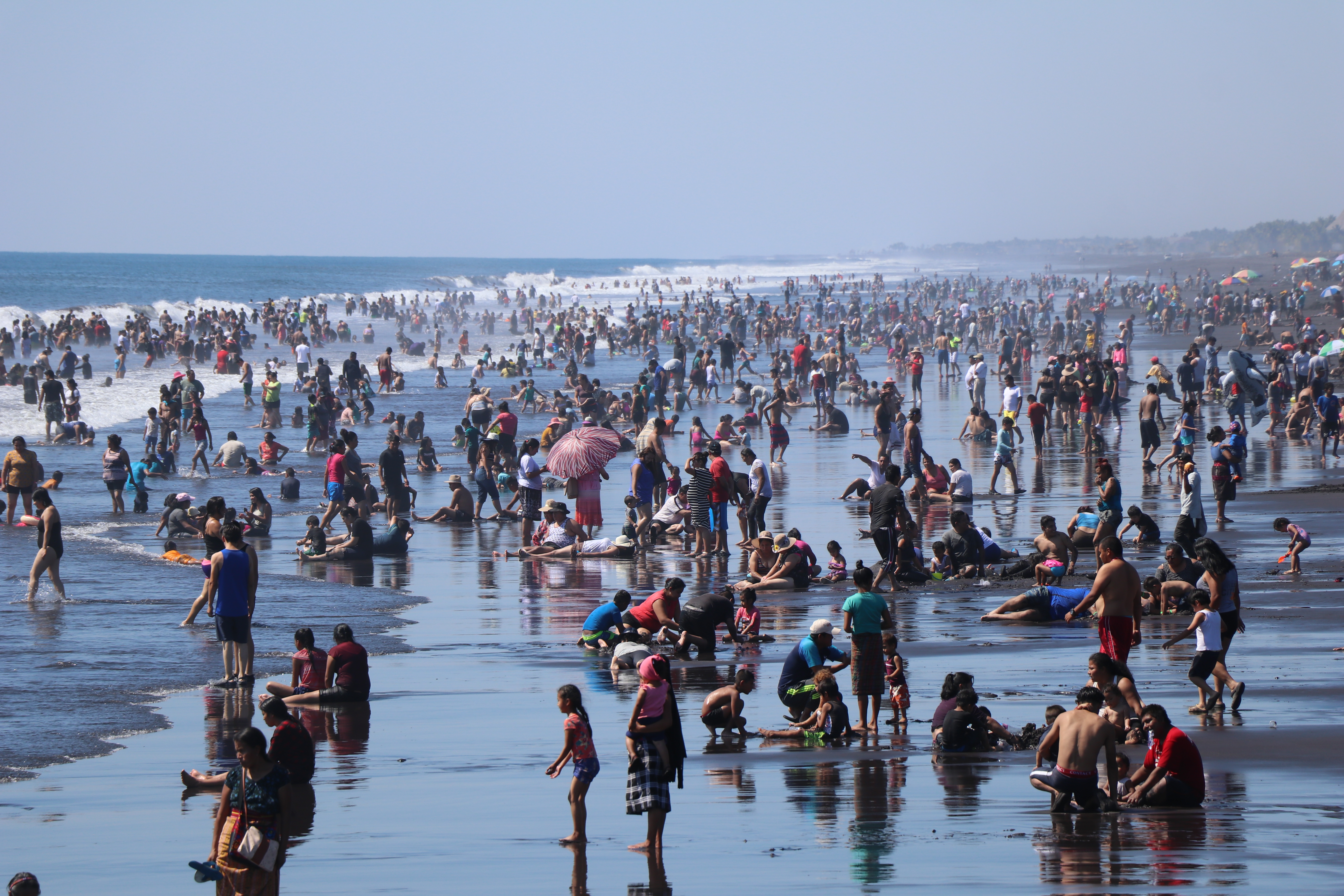 Las visitas a las playas se podrían extender hasta el próximo fin de semana por la celebración del año nuevo. Fotografía: Prensa Libre (Carlos Paredes).