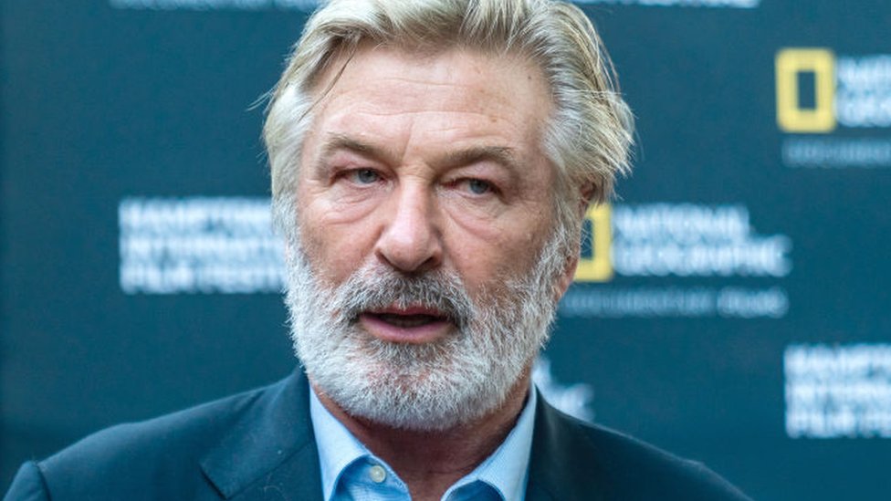 Alec Baldwin dice que no disparó el arma que mató a Halyna Hutchins en un rodaje y que es posible que su carrera haya llegado a su fin