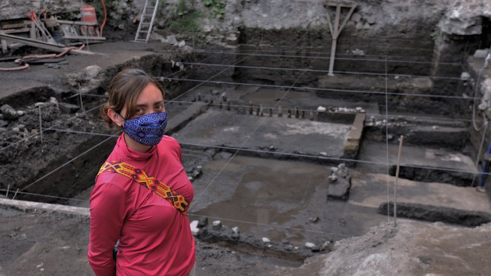 El altar se encontró en una excavación para unas viviendas cerca de la Plaza Garibaldi en Ciudad de México.