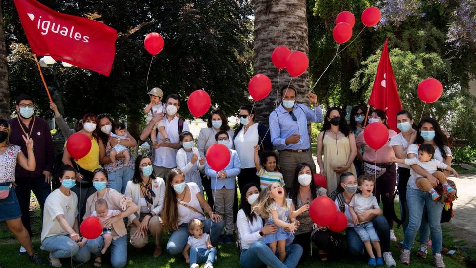 Miembros de la Fundación Iguales se manifiestan a favor del matrimono igualitario.