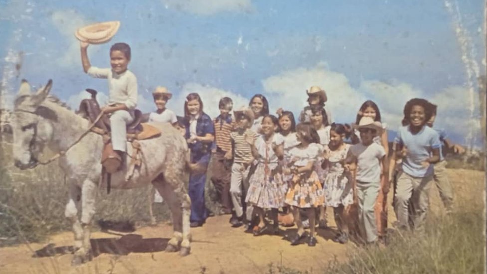 Ricardo Cuenci, de 8 años, cabalga un burrito acompañado de la agrupación infantil venezolana La Rondallita en la portada del disco original