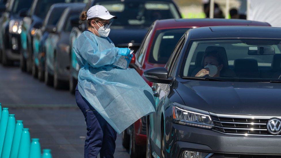 En la ciudad de Miami, EE.UU. las filas para las pruebas de Covid duran hasta 5 horas. (GETTY IMAGES)