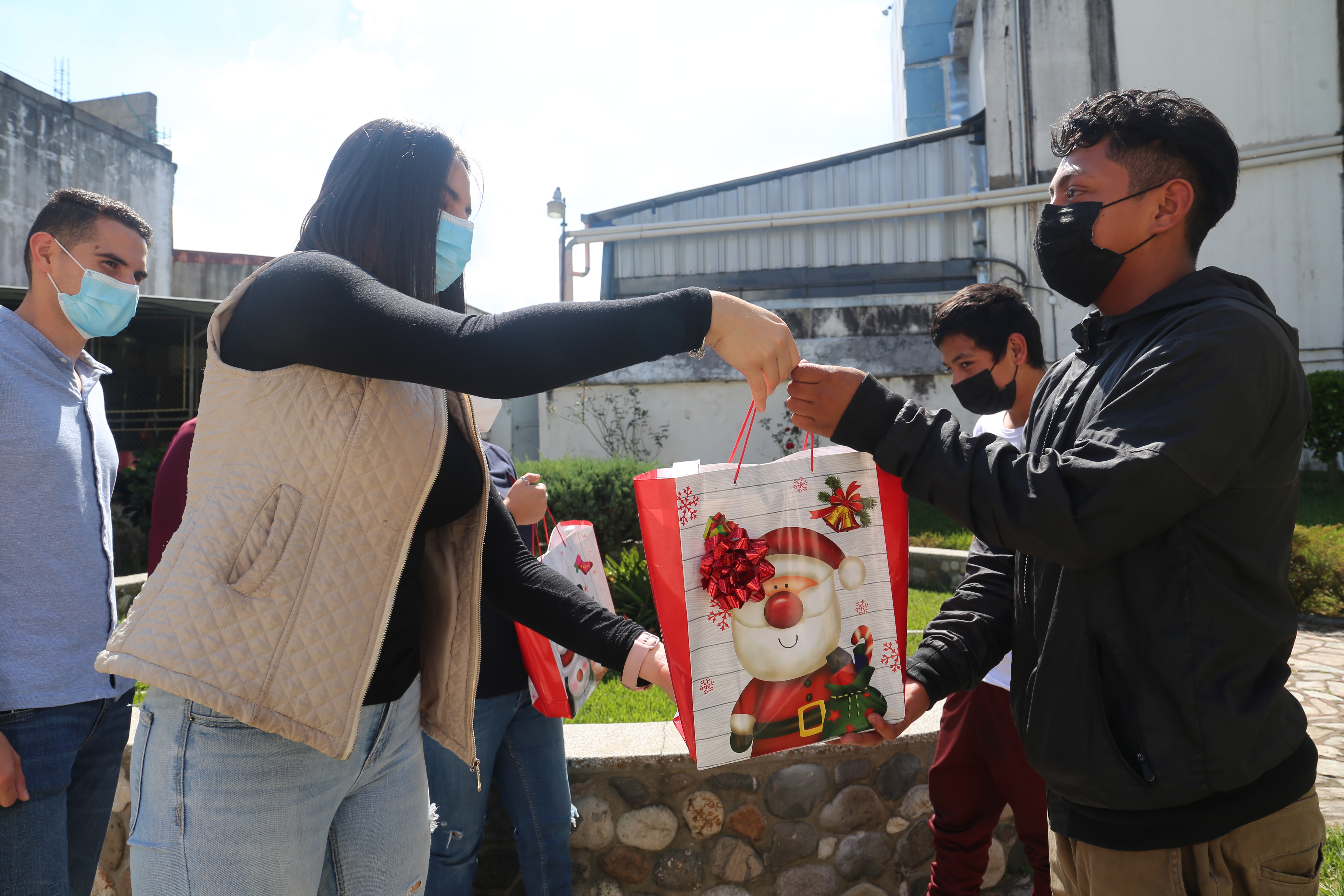 21 días de dar felicidad: Útiles escolares para estudiantes (Día 14)