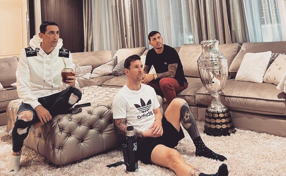 Los jugadores del PSG, Ángel Di María, Lionel Messi y Leonardo Paredes junto a la Copa América mientras descansan en Francia. (Foto Prensa Libre: Instagram)