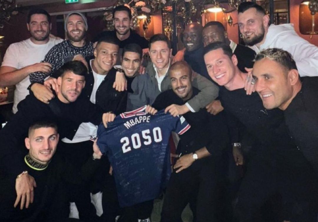 Mbappé celebró sus cumpleaños número 23 con sus compañeros del París SG. (Foto redes).