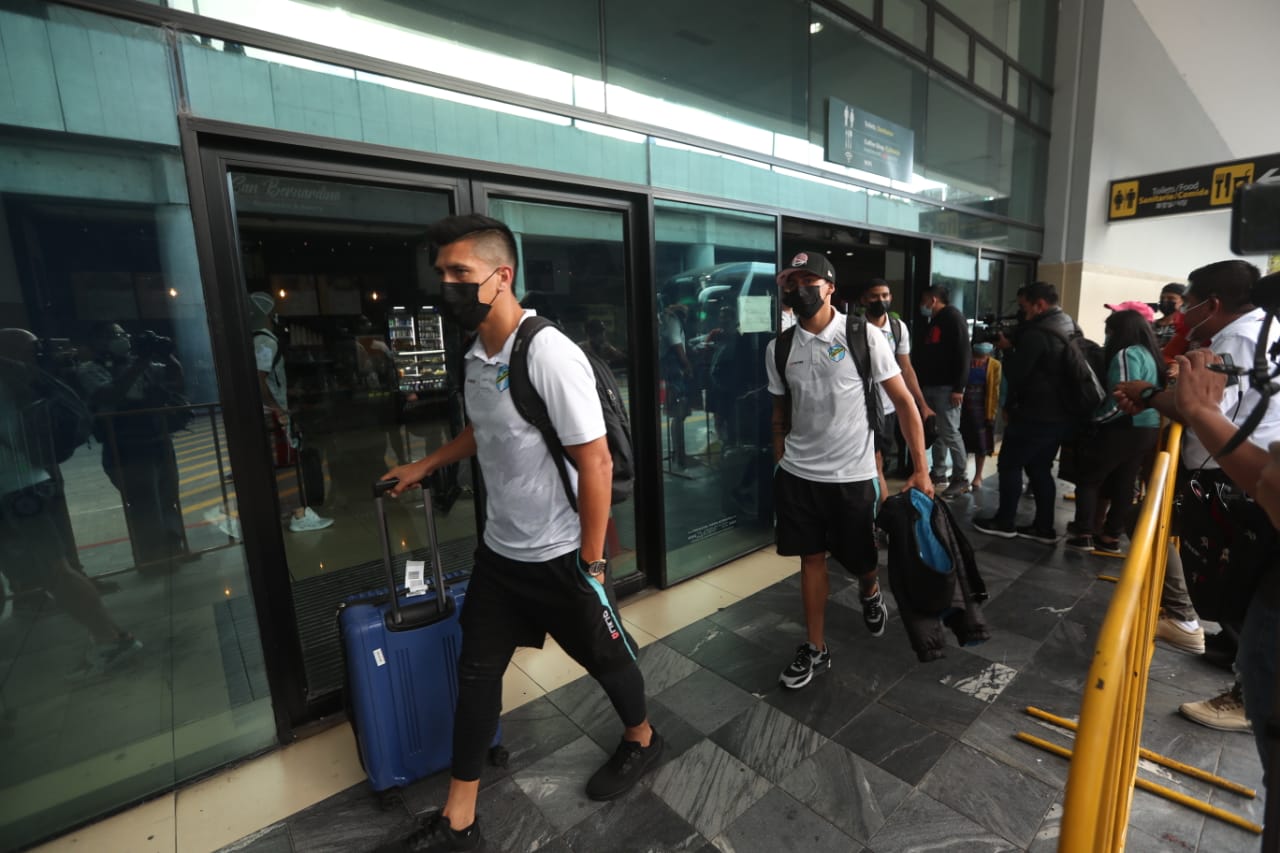 El equipo Comunicaciones regresó de Honduras este jueves 9 de diciembre. Allá venció en la final de ida de la Liga Concacaf a Motagua 2-1. Foto Prensa Libre: Erick Ávila. 