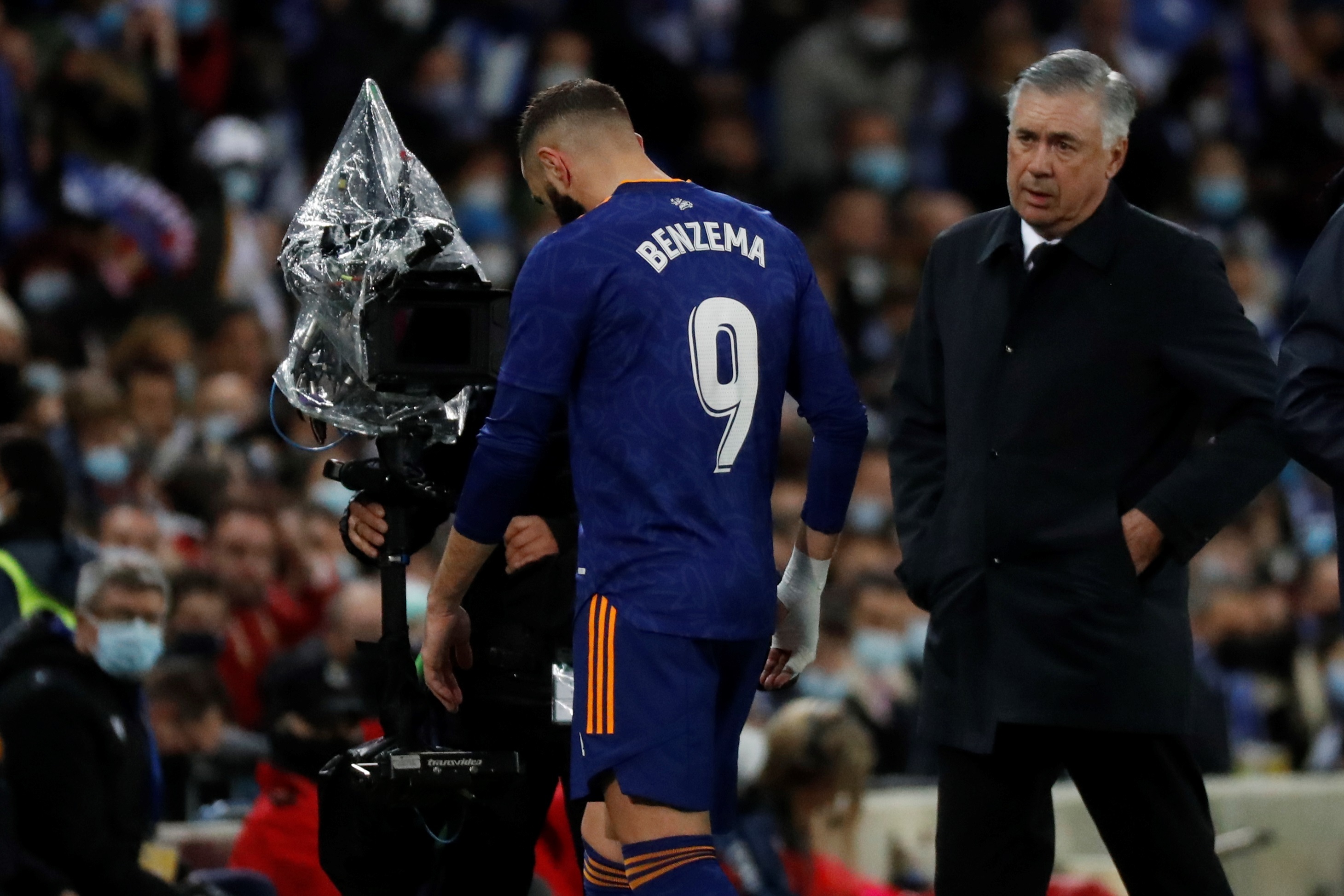 El entrenador del Real Madrid, Carlo Ancelotti (d), y el delantero Karim Benzemá durante el partido de Liga en Primera División ante la Real Sociedad. (Foto Prensa Libre: EFE)