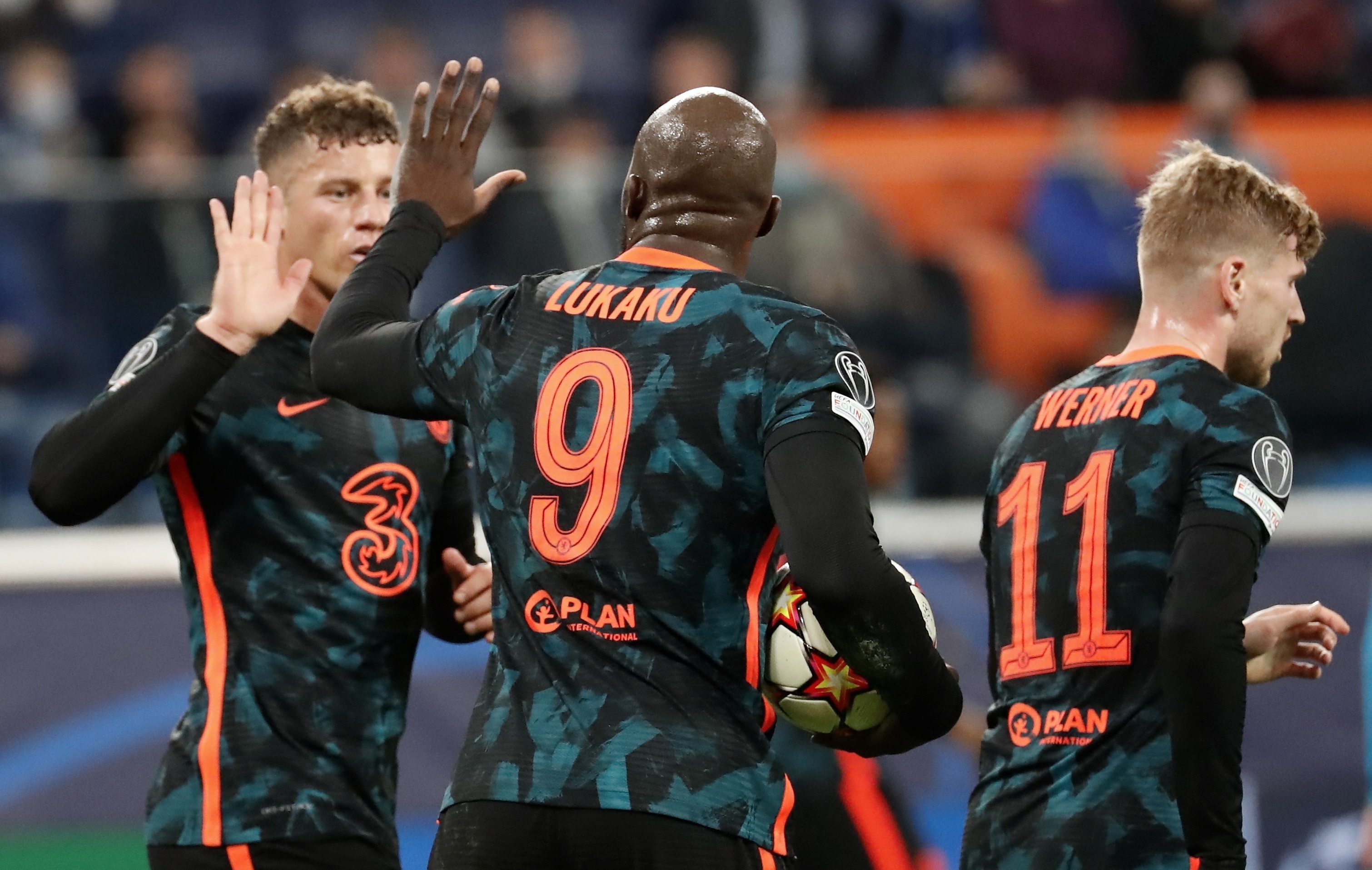 El delantero del Chelsea Romelu Lukaku (c) celebra el 2-2 contra el Zenit St. Petersburg. (Foto Prensa Libre: EFE) 