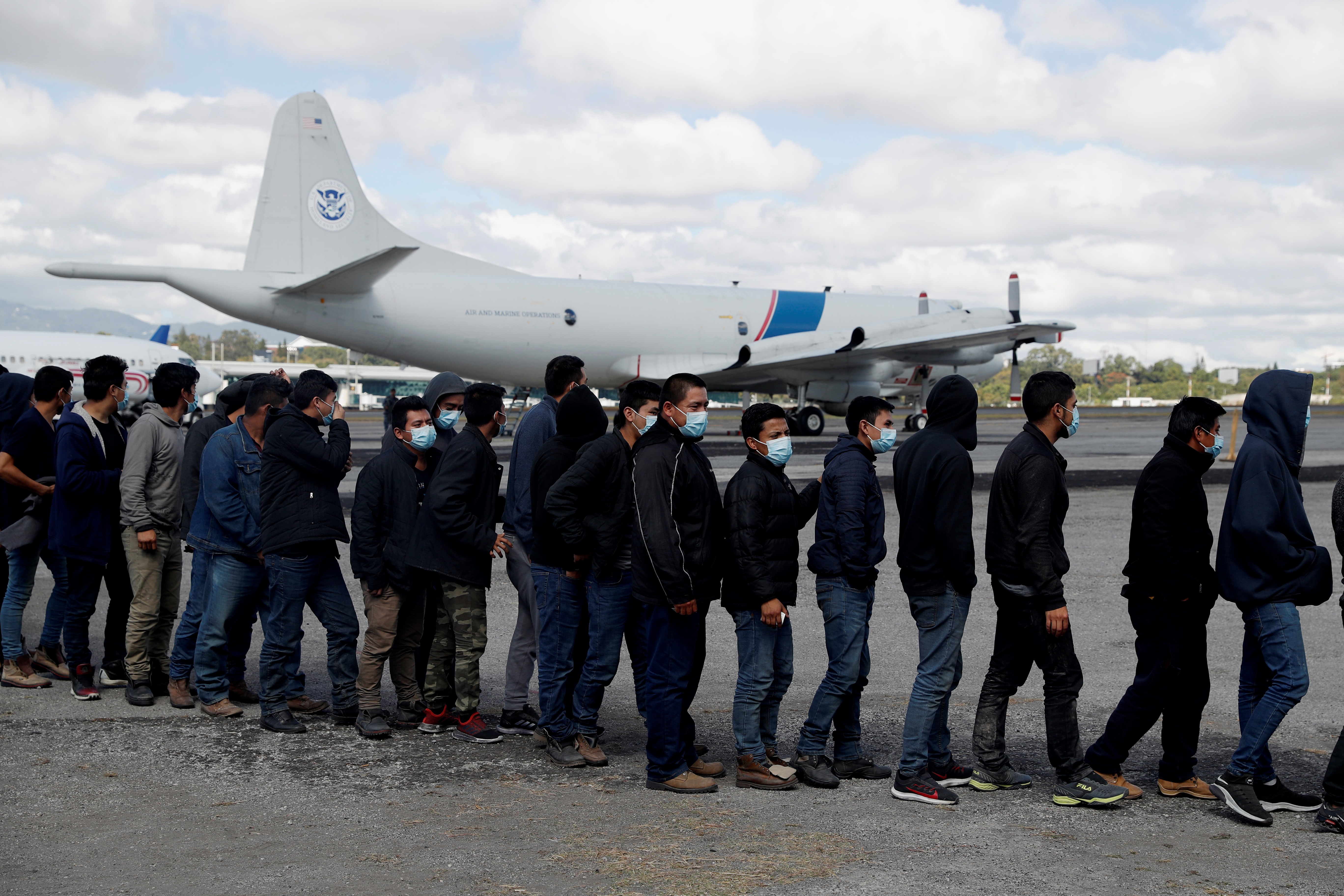 Retornados en la Fuerza Aérea. Los guatemaltecos que regresan deportados de EE. UU. se enfrentan a una realidad en la que no reciben ningún apoyo gubernamental ni municipal. (Foto Prensa Libre: EFE)