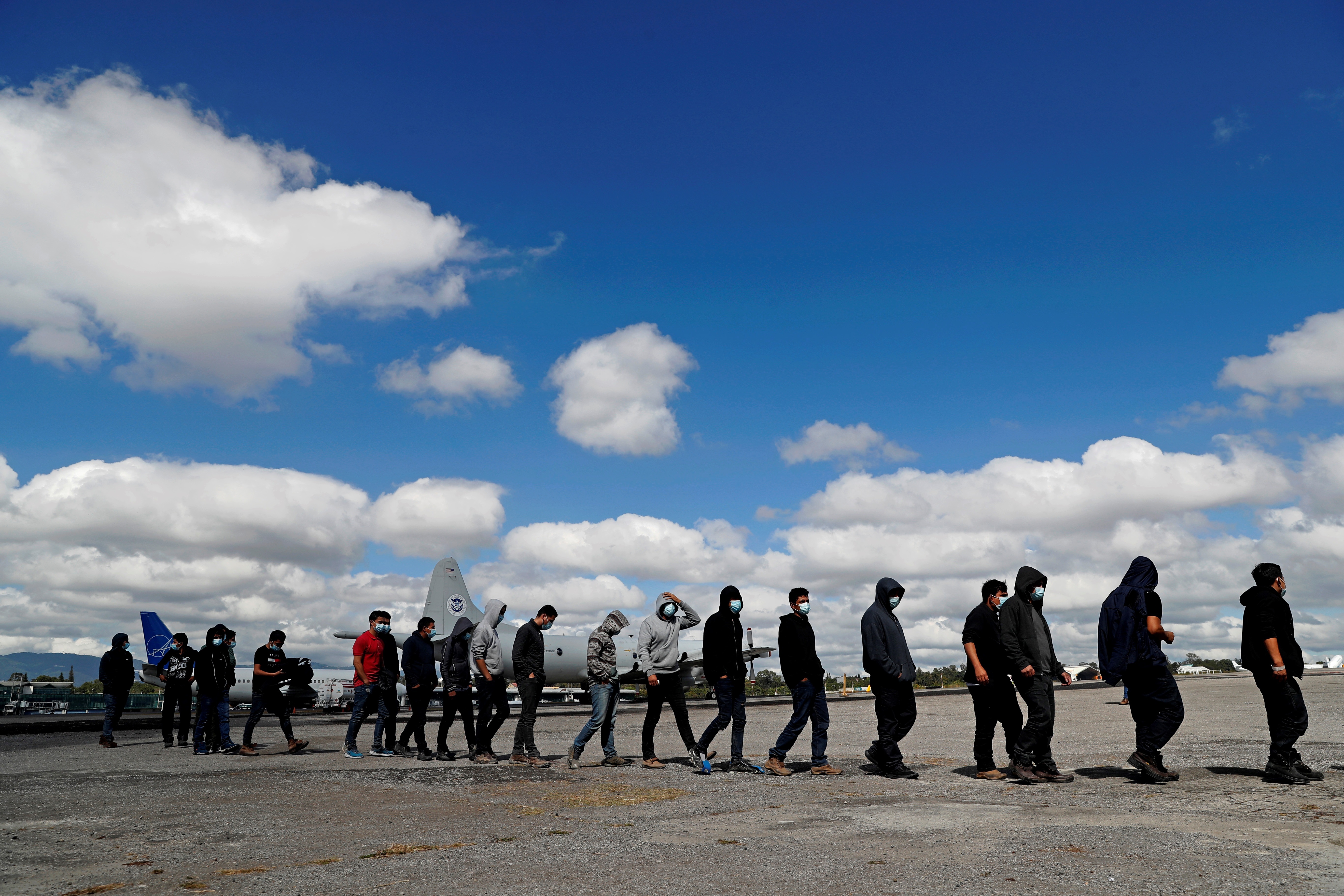 Deportados desde EE. UU. ingresan a la Fuerza Aérea Guatemalteca. Las expulsiones desde EE. UU. han aumentado vertiginosamente en los primeros tres meses del año. (Foto Prensa Libre: EFE)