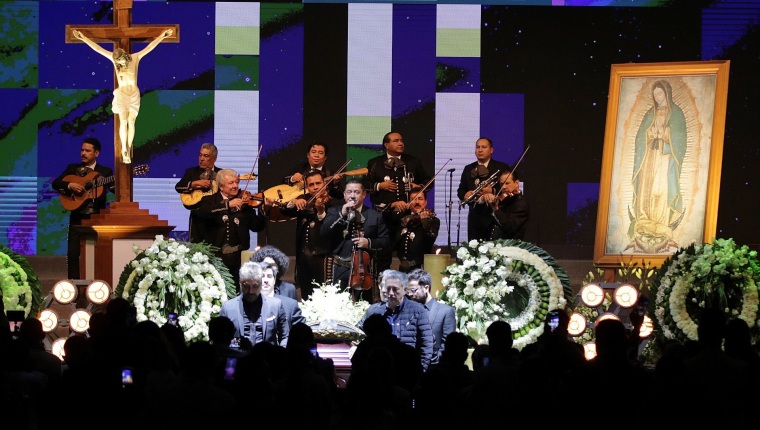 Familiares y amigos asisten al funeral de Vicente Fernández. (Foto Prensa Libre: AFP)