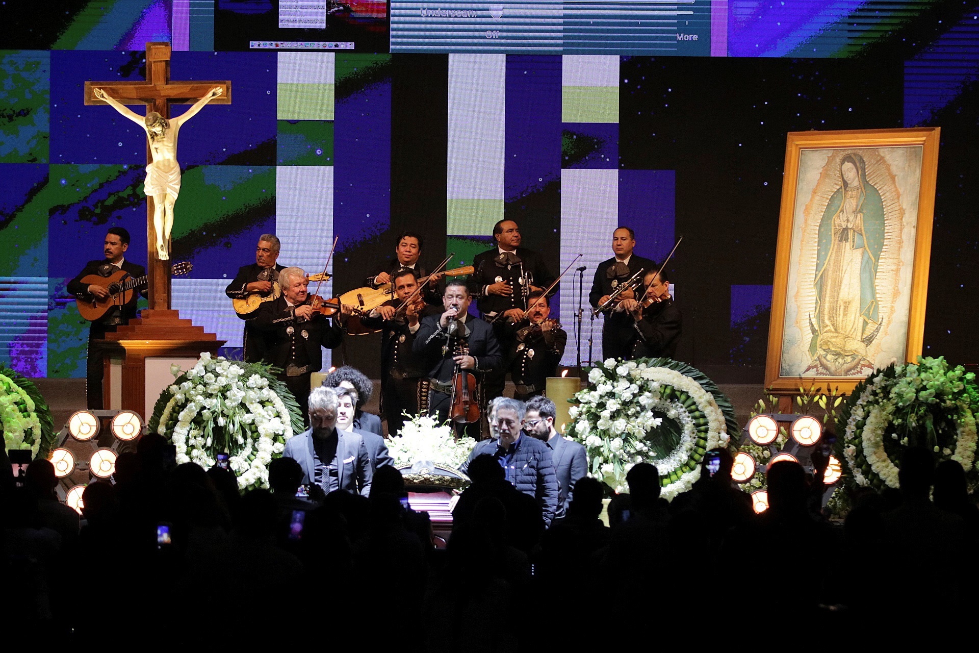 Familiares y amigos asisten al funeral de Vicente Fernández. (Foto Prensa Libre: AFP)