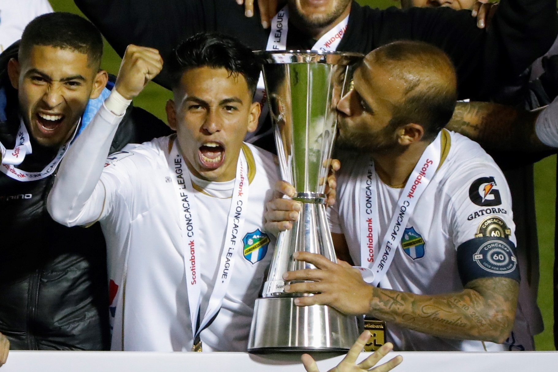 Jugadores de Comunicaciones celebran con el trofeo al ganar la final de la Liga Concacaf frente a FC Motagua, en el estadio Doroteo Gamuch Flores en Ciudad de Guatemala (Guatemala). Foto Prensa Libre: EFE/Esteban Biba