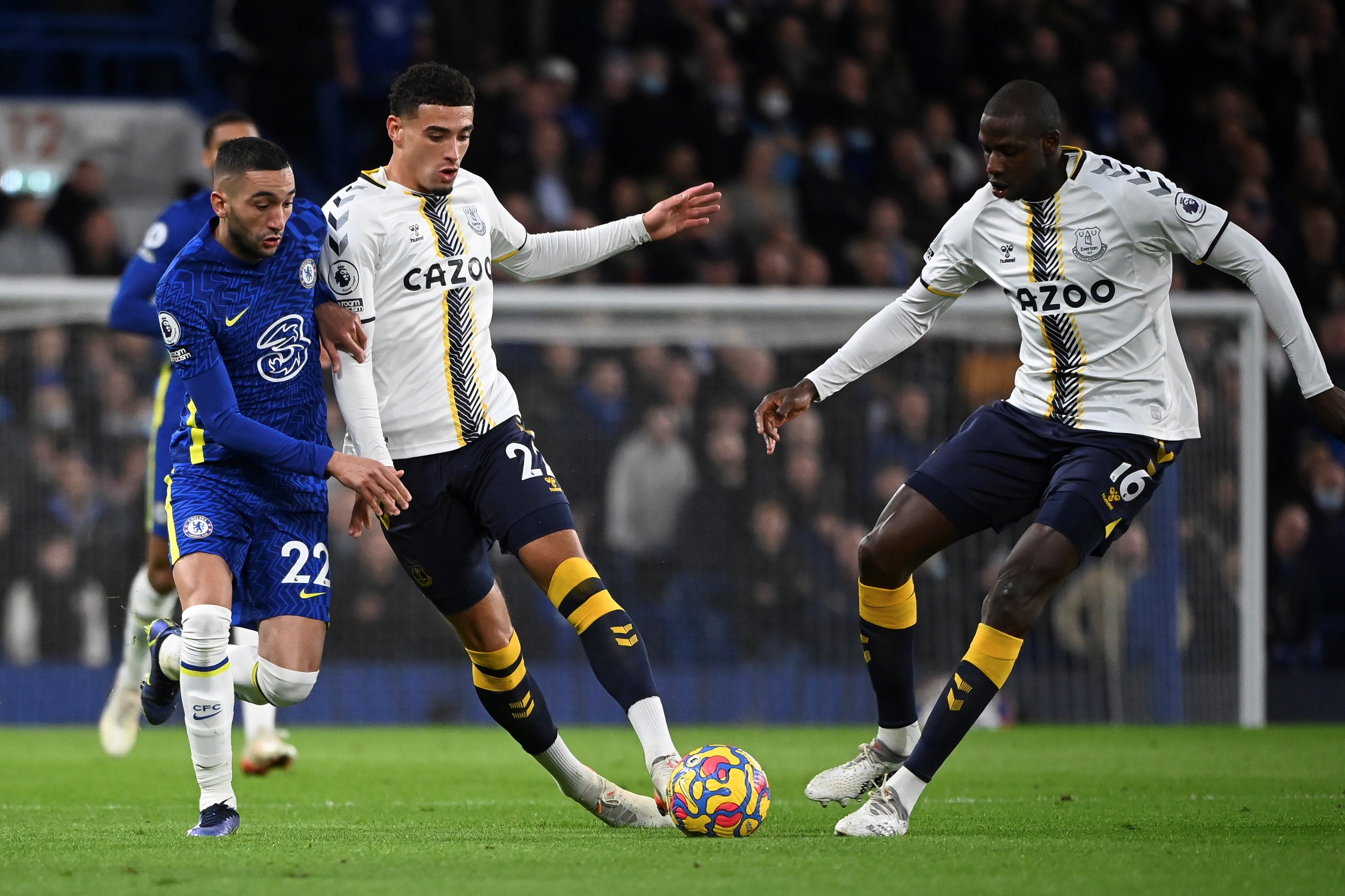 El jugador del Chelsea Hakim Ziyech (I) en acción contra los jugadores del Everton Ben Godfrey (C) y Abdoulaye Doucoure (D) durante un partido en de la Premier League. El equipo de Rafa Benítez no disputará su duelo ante el Burnley en el tradicional "Boxing Day".  Foto Prensa Libre: EFE.