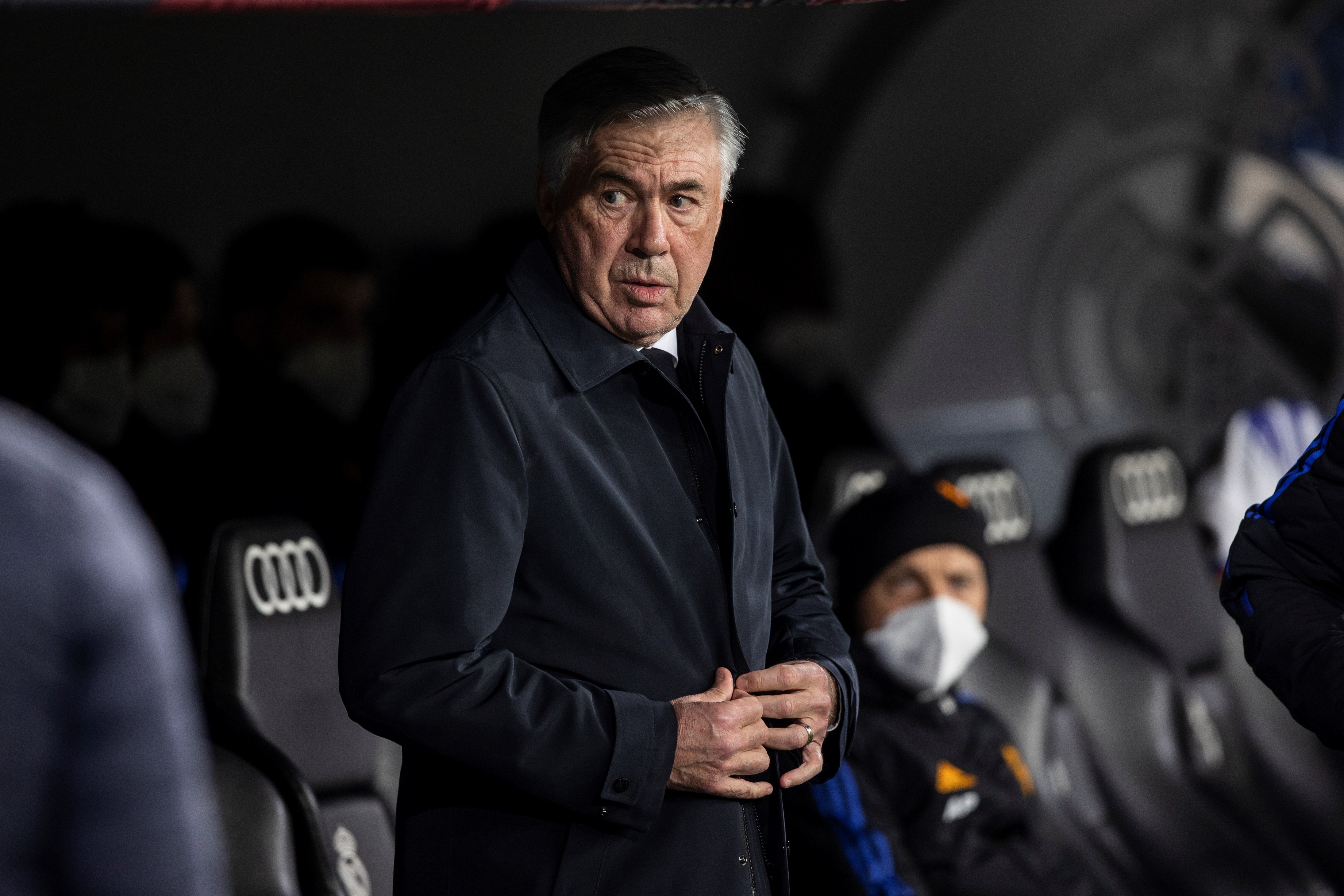 El técnico italiano del Real Madrid, Carlo Ancelotti, durante el calentamiento previo al encuentro correspondiente a la jornada decimoctava de primera división frente al Cádiz en el estadio Santiago Bernabéu. (Foto Prensa Libre: EFE)