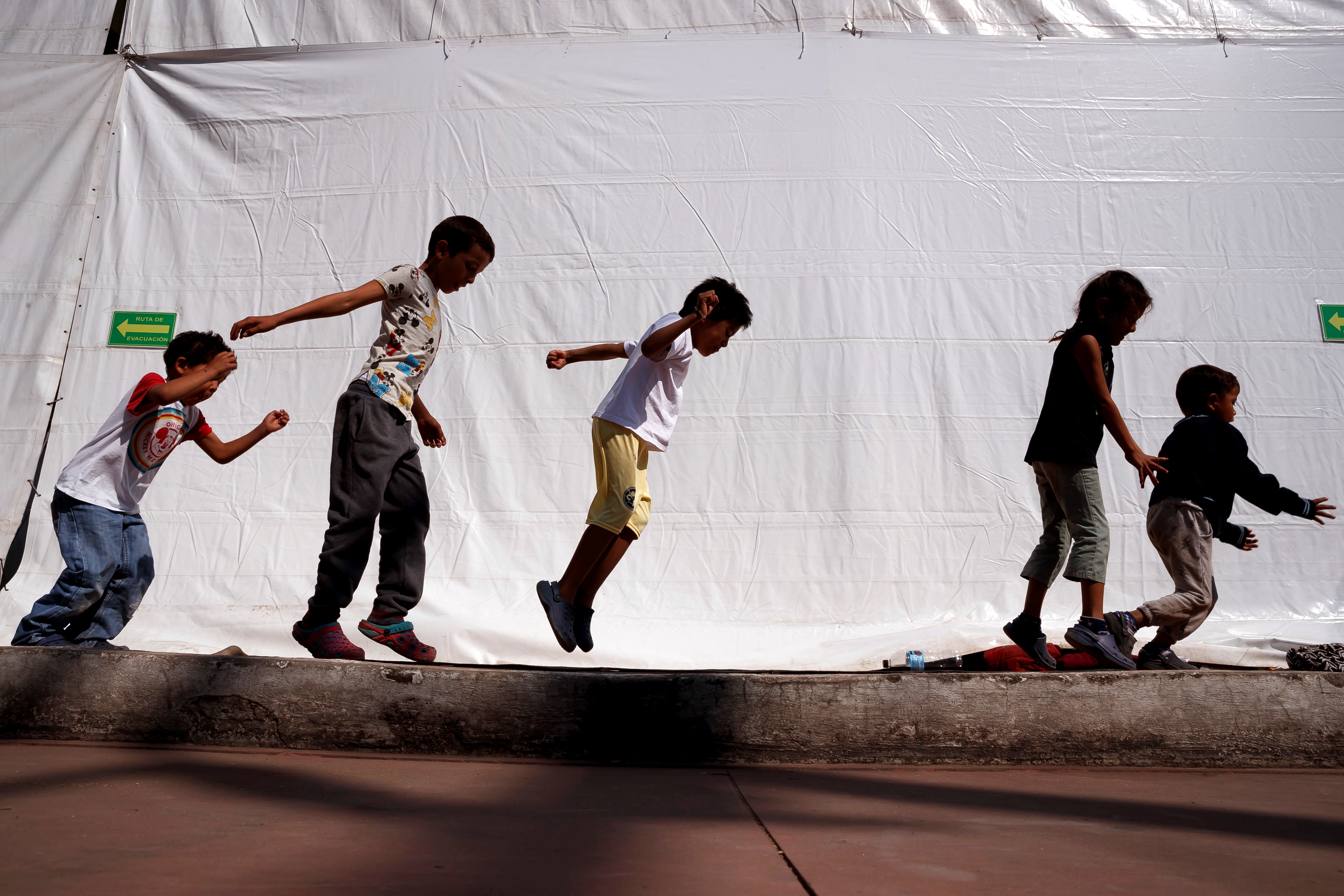 Niños migrantes permanecen en un refugio de México, a la espera de cruzar la frontera a EE. UU. (Foto Prensa Libre: EFE)