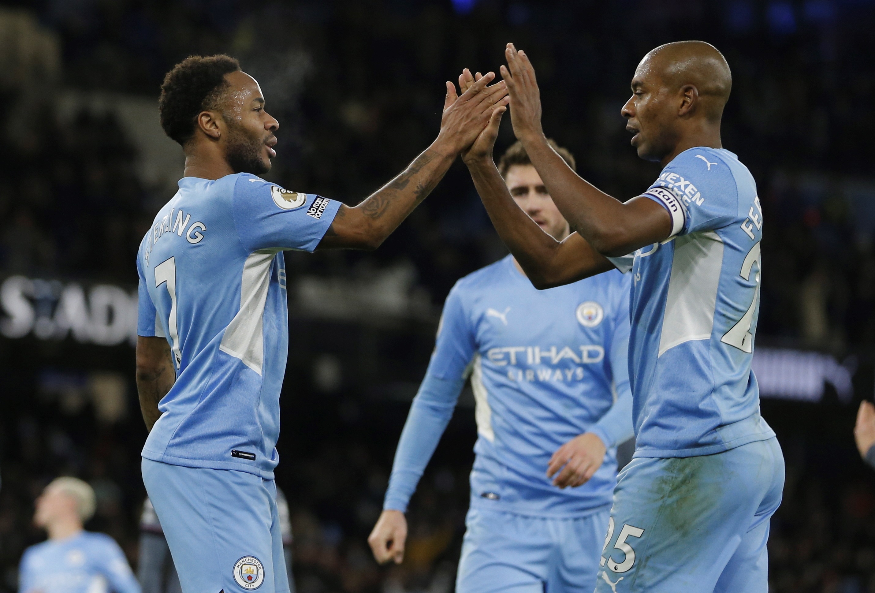 El jugador del Manchester City Raheem Sterling (i) celebra con sus compañeros después de conseguir el  6-3 ante el Leicester City. (Foto Prensa Libre: EFE)