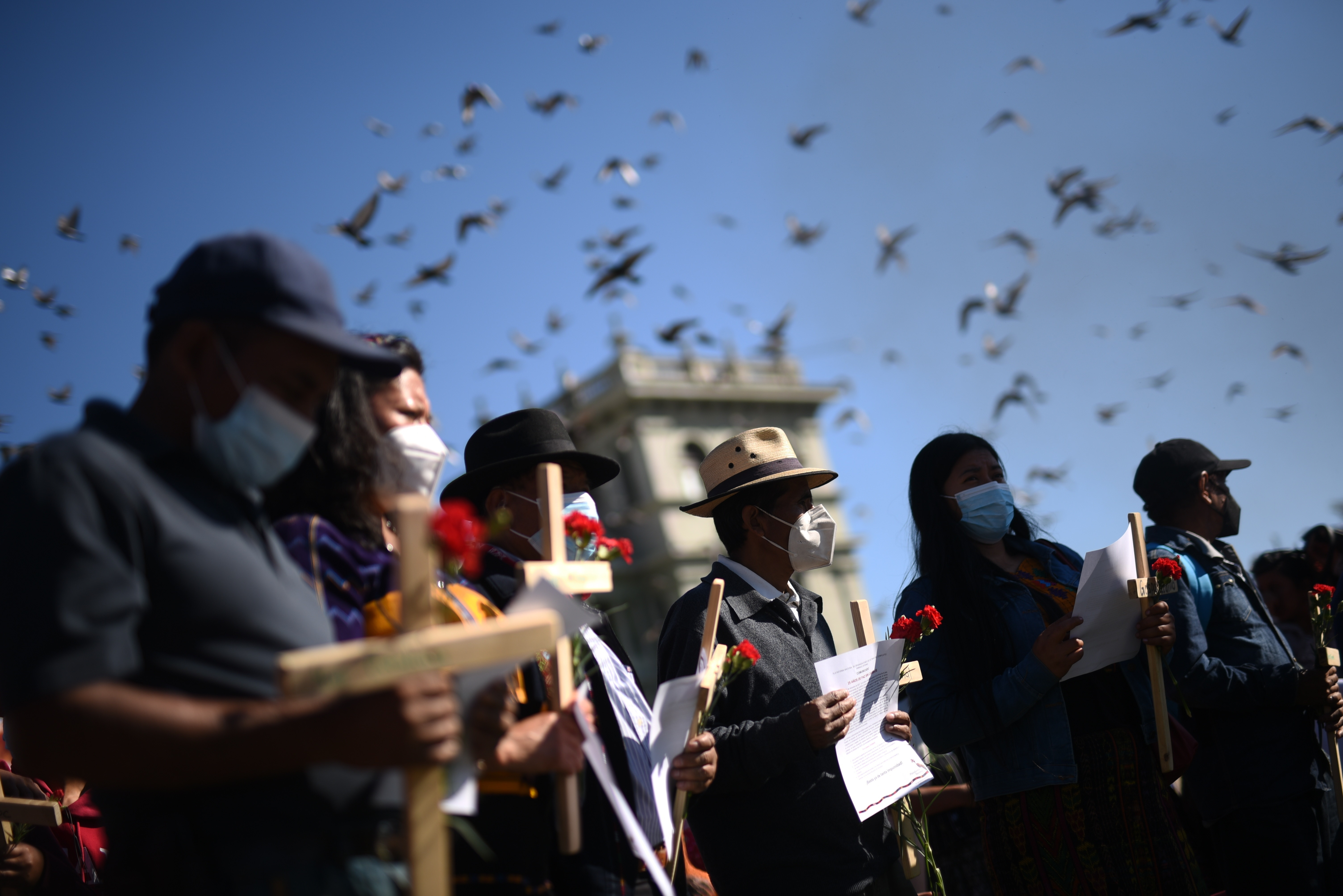 Una manifestación ciudadana en la Plaza de la Constitución. La población demanda cambios para el mejor funcionamiento del Estado, pero muchos pasan por reformar la Constitución y otras leyes, consideran expertos. (Foto Prensa Libre: EFE)