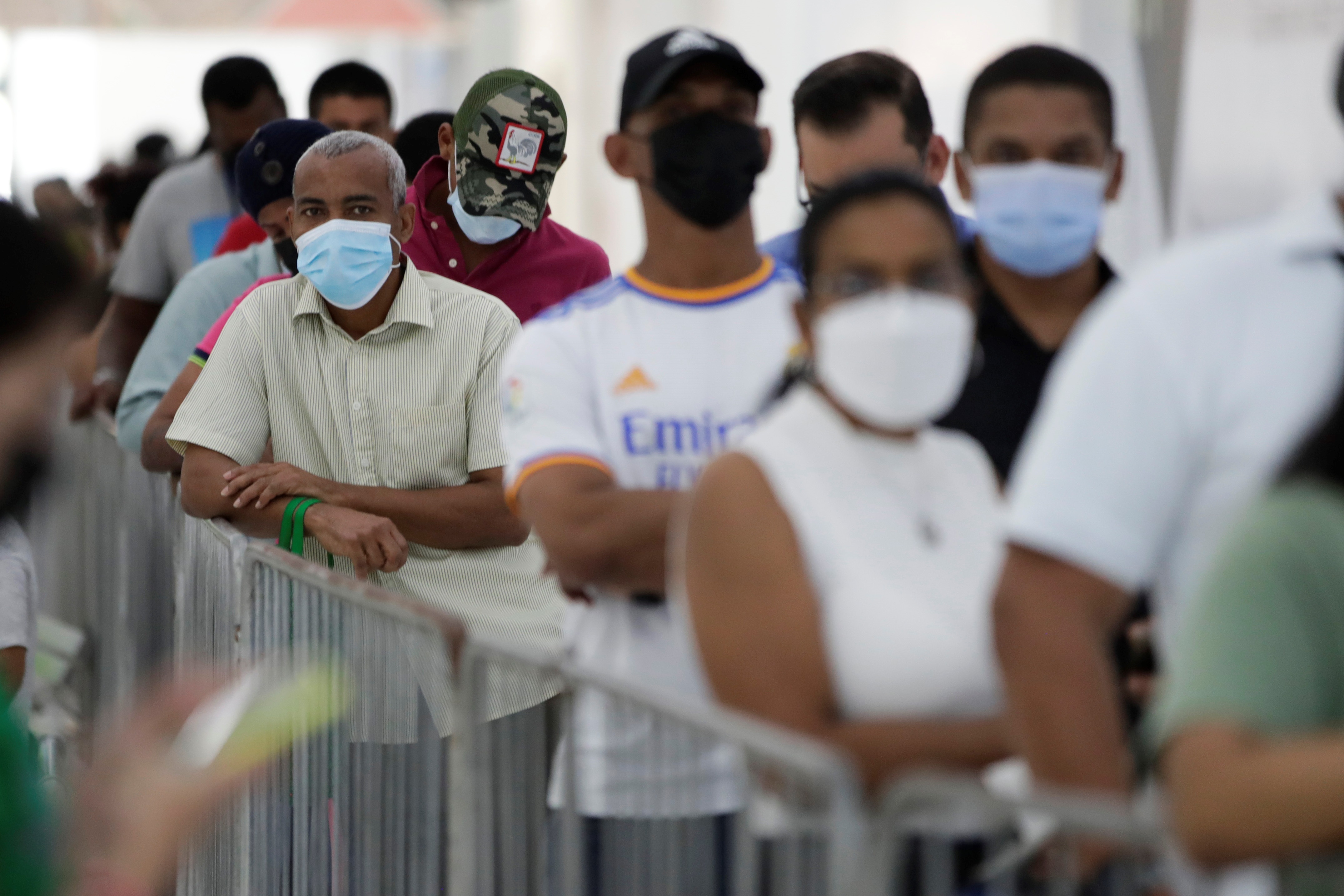 Los CDC actualizaron su información sobre cuáles son las mascarillas más protectoras contra el covid-19. (Foto Prensa Libre: EFE)