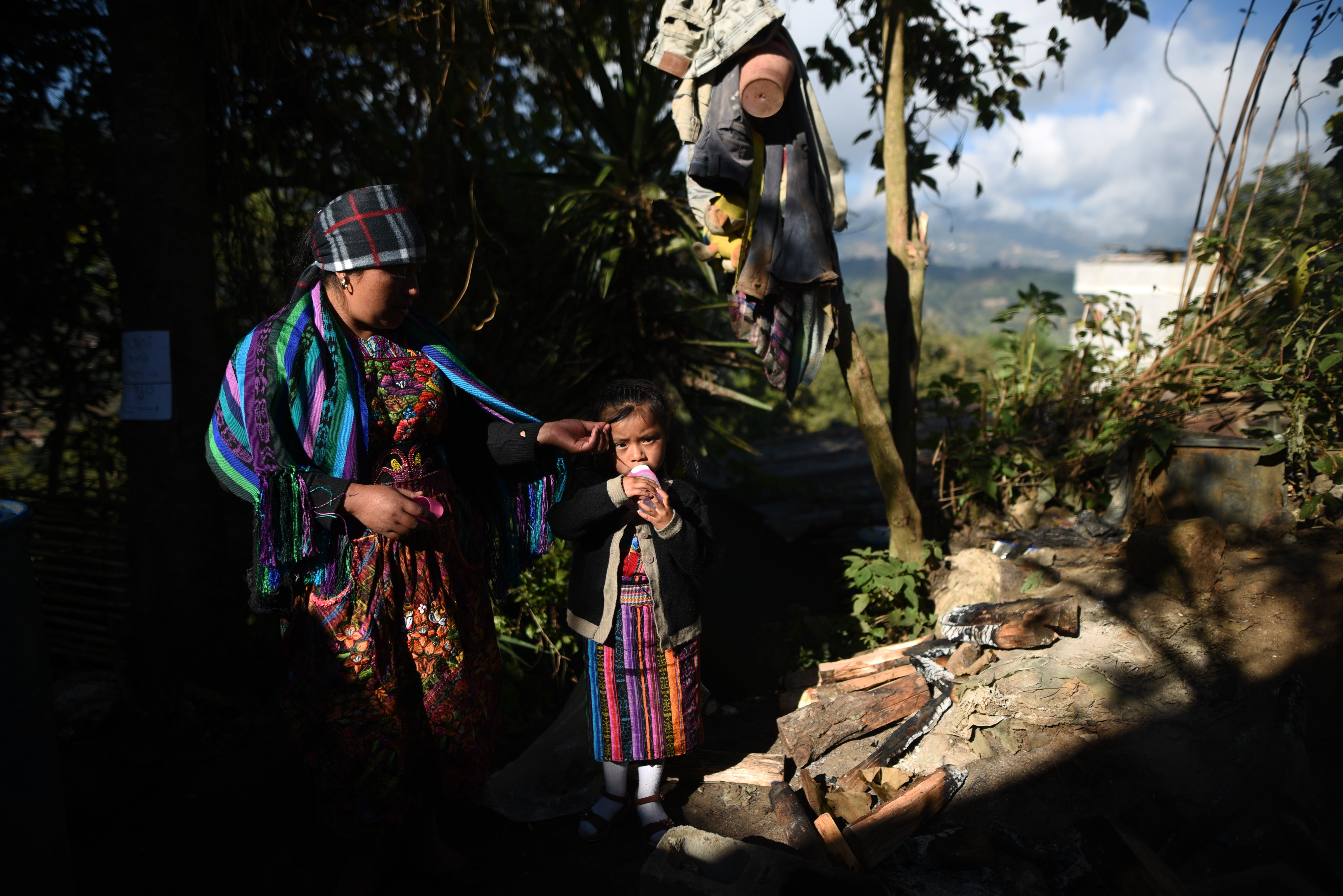 La pobreza y falta de servicios en la que viven miles de familias en las áreas rurales es un detonante de la migración. (Foto Prensa Libre: EFE)