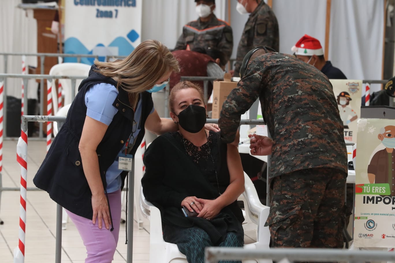 Miles de guatemaltecos aún esperan ser vacunados contra el coronavirus en Guatemala, donde la enfermedad se ha cobrado más de 16 mil vidas. (Foto Prensa Libre: Juan Diego González)